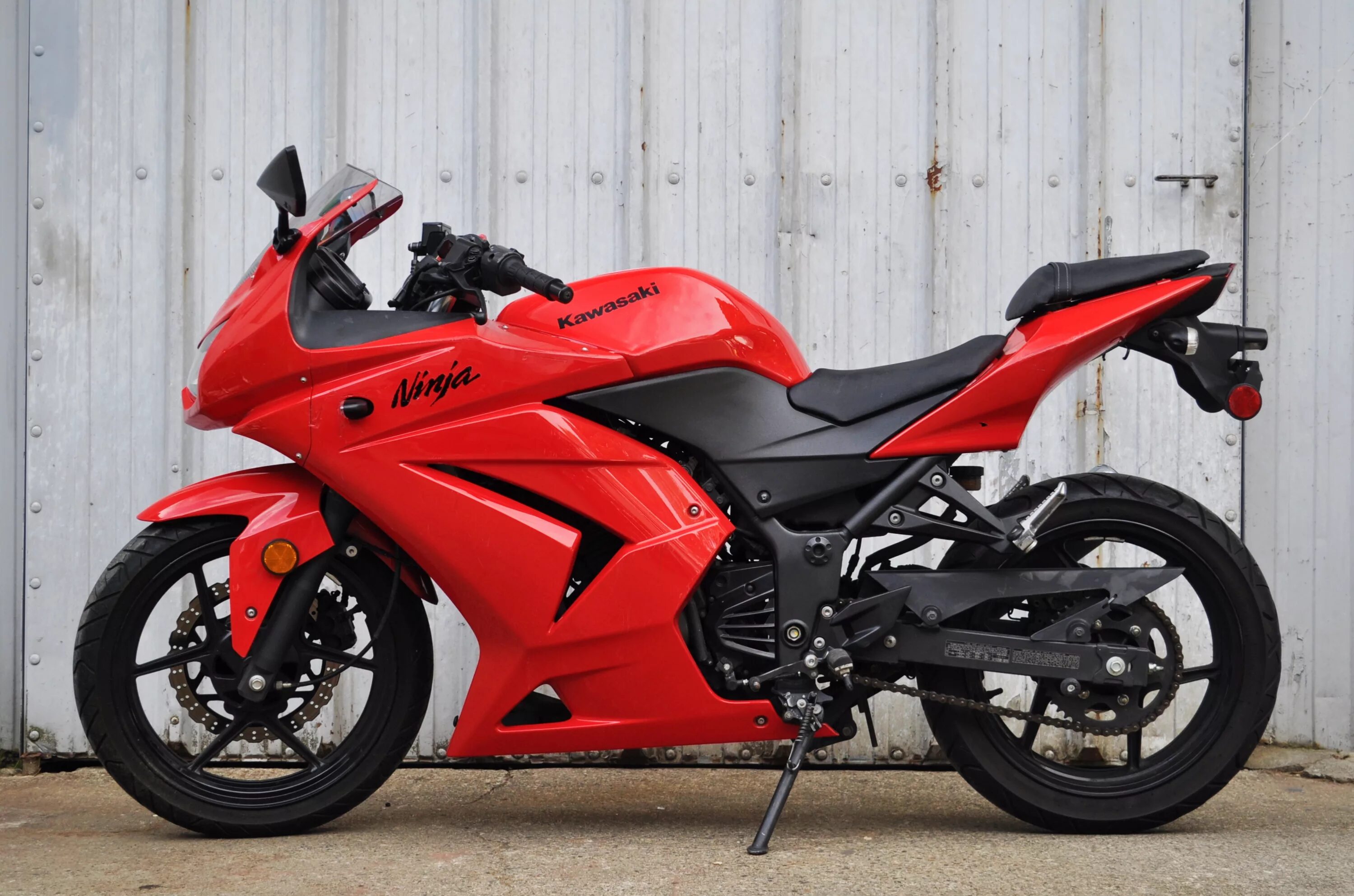 Kawasaki 2000j мопед красный. Кавасаки красный. Кавасаки ninja 500r. Кавасаки красный. Кавасаки красный.