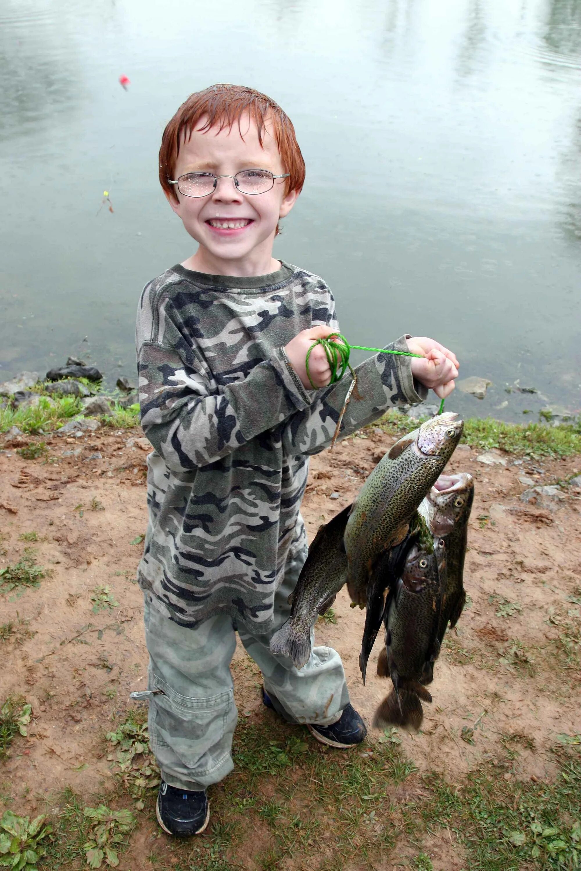 Маленький догони. Маленький Рыбак. Рыбак с рыбой. Мальчик рыбачит. Поймал рыбу.