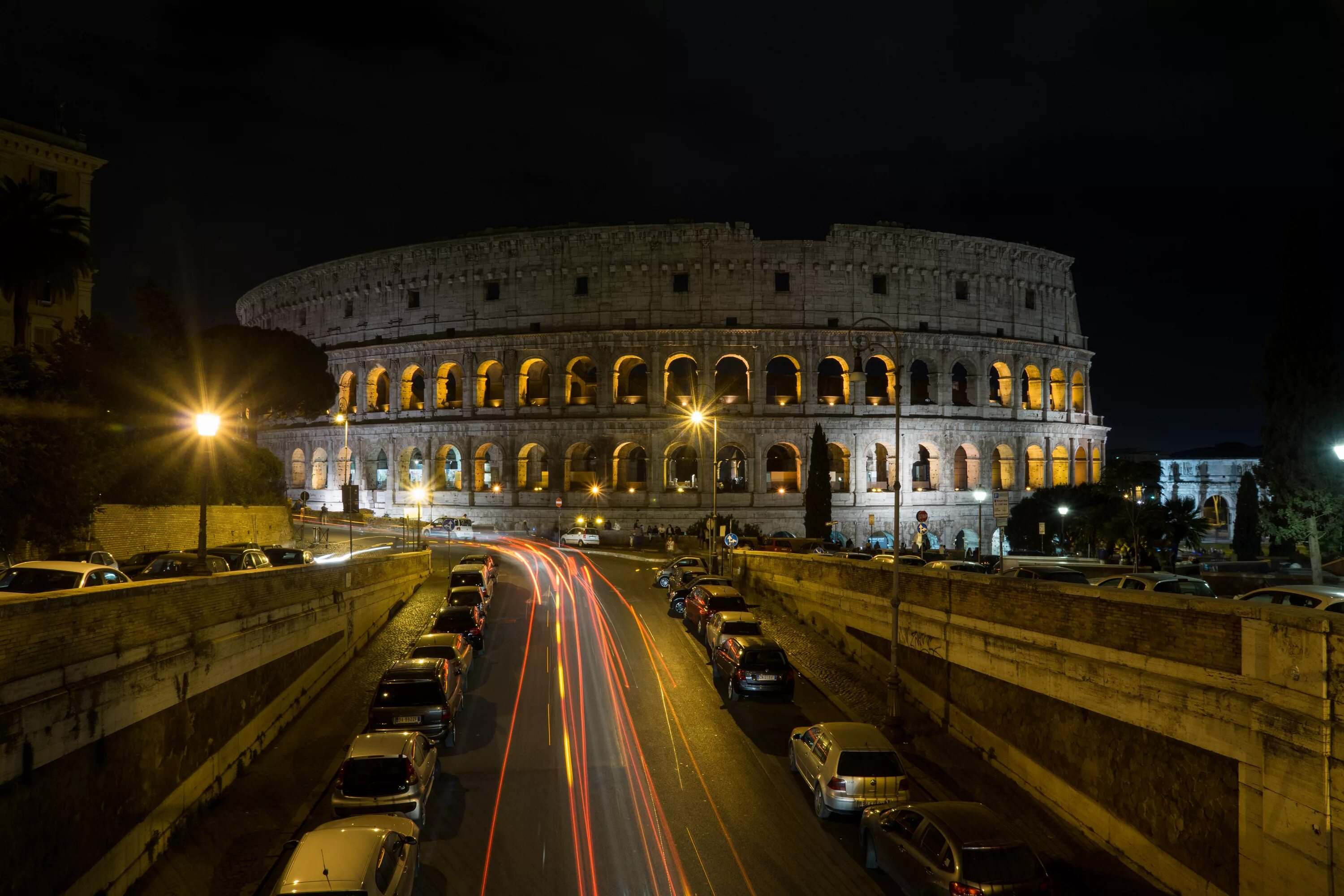 Древний рим колизей ночью. Архитектура древнего рима колизей. Вечерний колизей в риме. Италия в рождество колизей. Древний рим ночью.