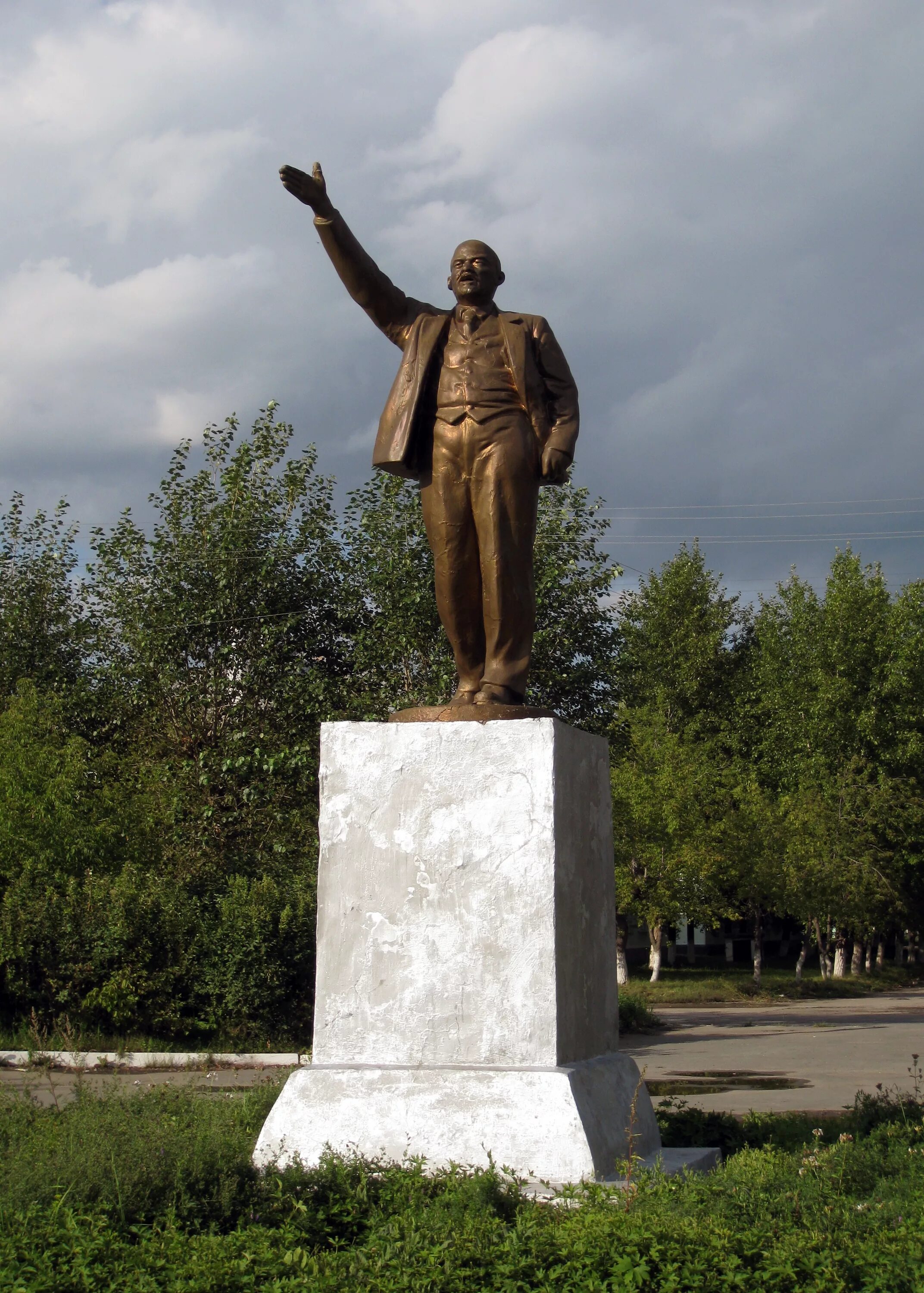 Работа лермонтова каменск уральский. Памятник Ленину Каменск Уральский. Статуя Ленина Каменск Уральский. Обелиск Каменск-Уральский Ленинский. Урал памятник Каменск Уральский.