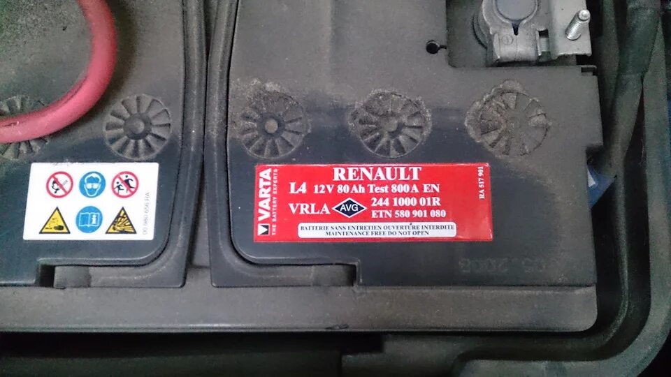 Аккумулятор рено оригинал. Renault Laguna III 2.0 аккумулятор. АКБ на Рено Колеос 2008 года. Renault symbol АКБ. Аккумулятор Рено Клио 2 2001.