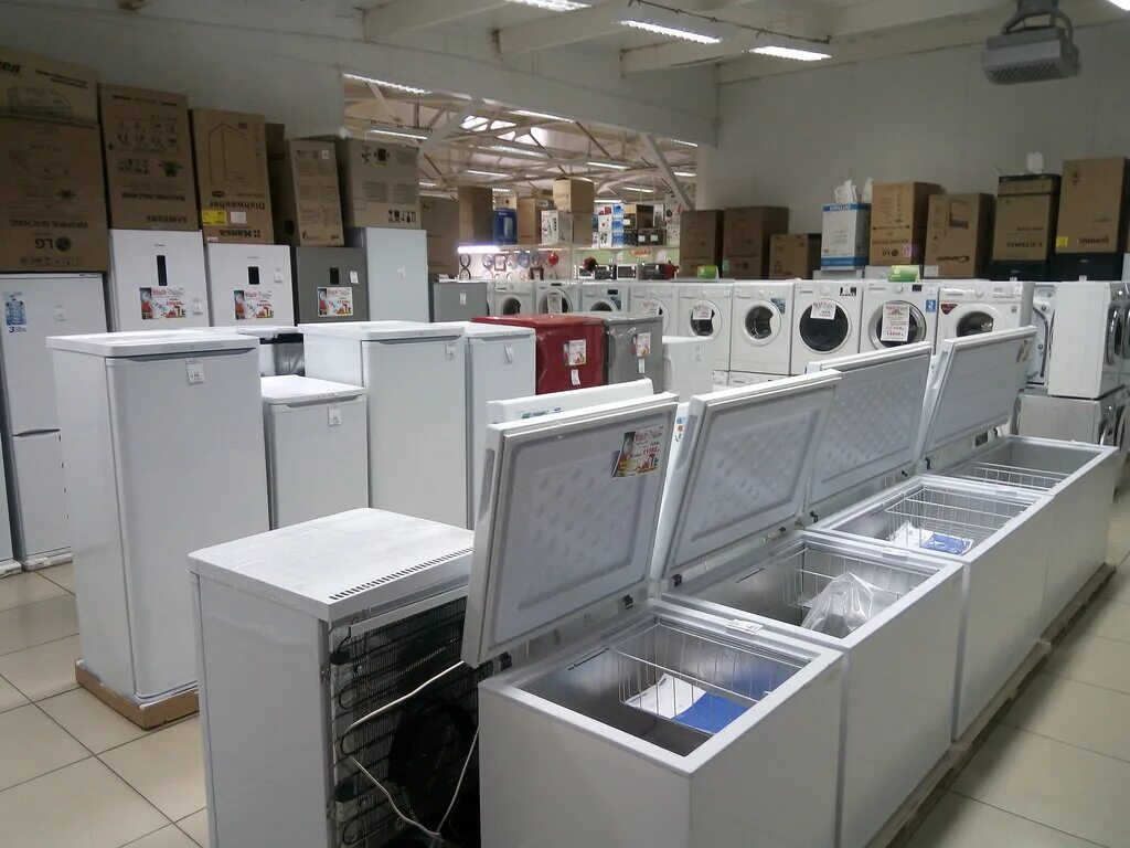 Магазин бытовая техника петербург. Магазин бытовой техники. Витрина с бытовой техникой. Торговый зал техники. Магазин бытовой техники холодильник.