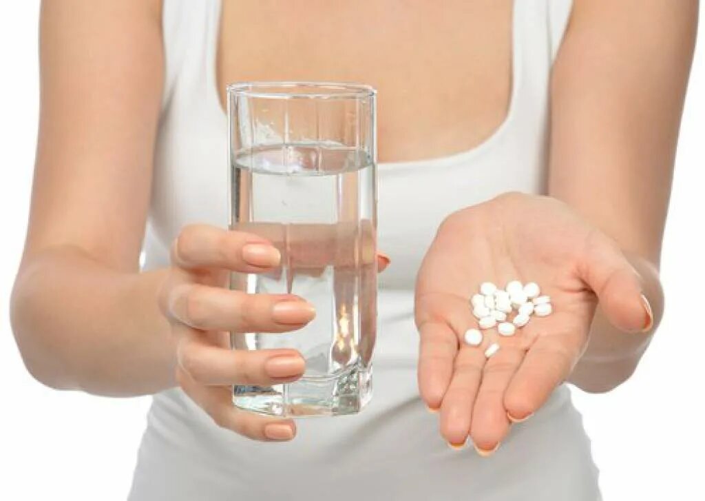 Таблетки надо запивать водой. Стакан воды и аспирин. Аспирин в воде. Таблетки и вода. Таблетки и стакан воды.