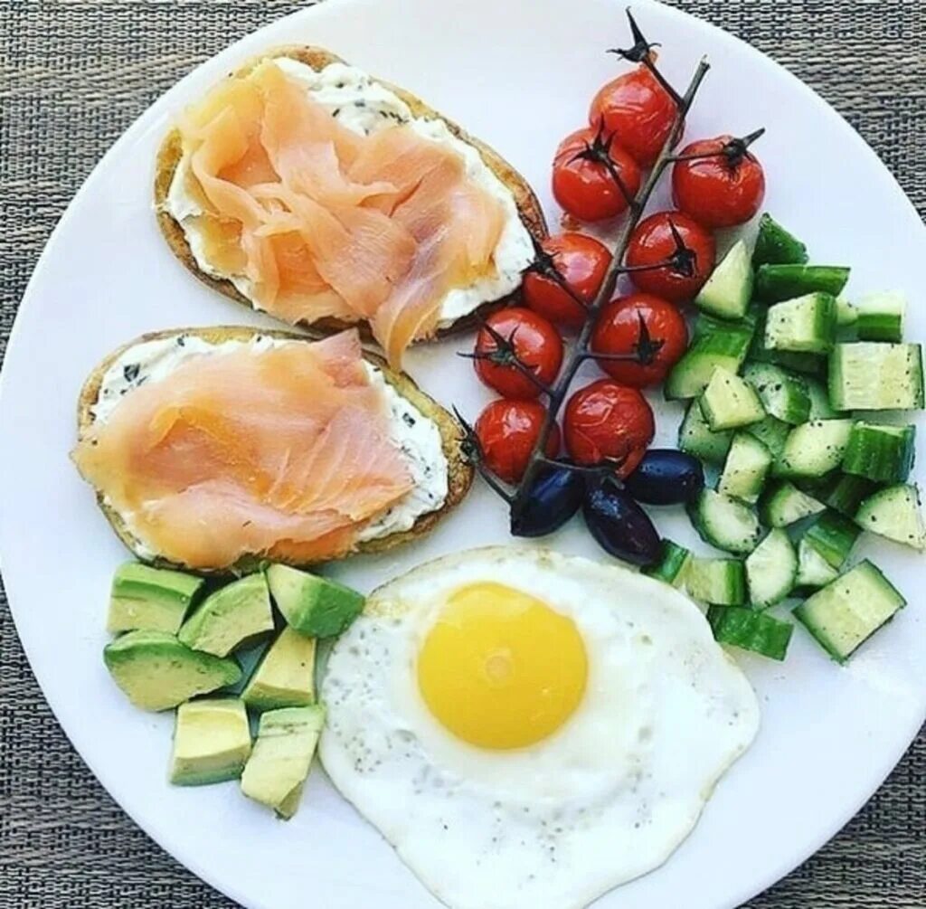 Яичница. Вкусный завтрак. Яичница в хлебе. Украшение яичницы. Завтраки на каждый день.