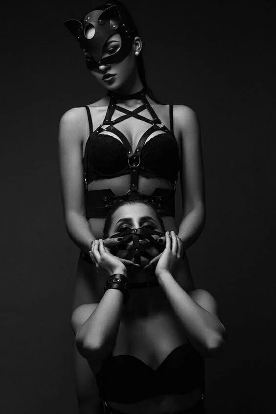 Маска чулки девушка. Девушка в портупее и маске. фотосессия в портупеях. фотосет девушка в маске. девушка в маске чб.