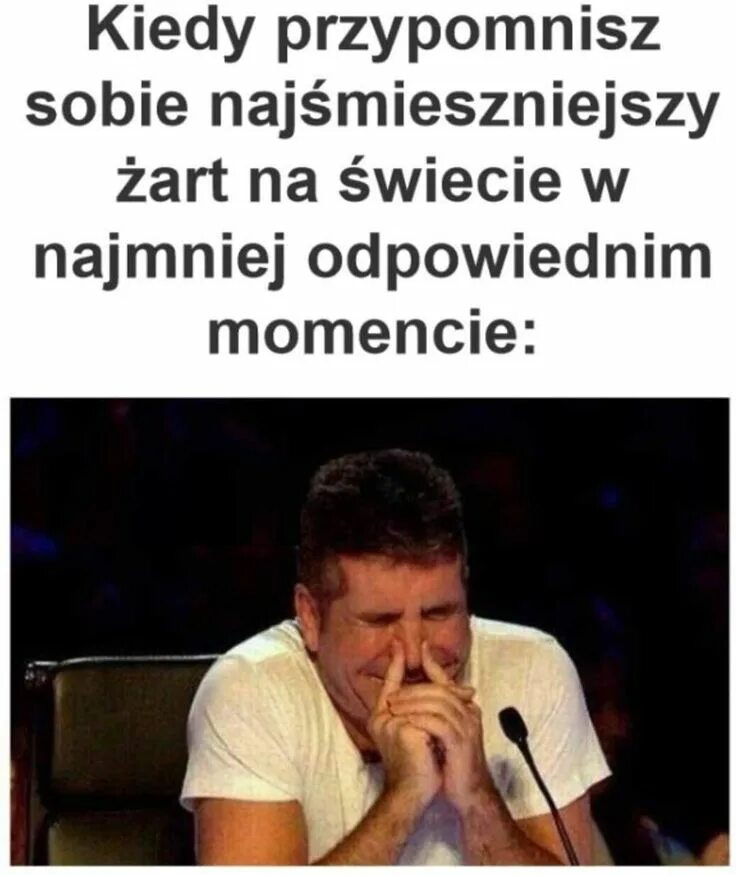 Пытается сдержать мочу