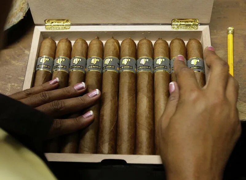 В чем смысл сигар. Кубинские сигары коиба. сигары гавана куба cohiba. любимые сигары фиделя кастро cohiba. кубинская сигара cohiba habana cuba.