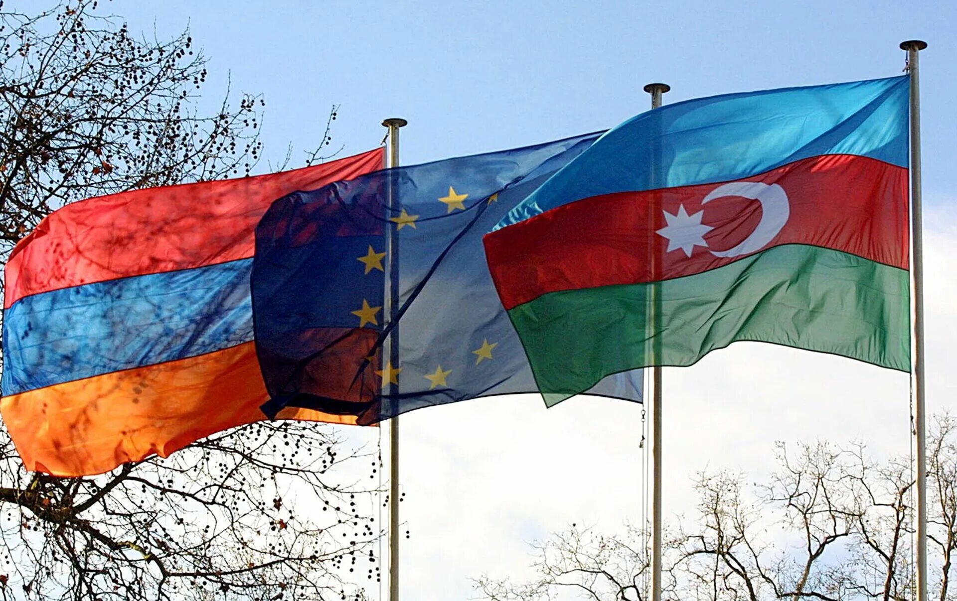 Armenia azerbaijan border. Туры армения азербайджан. Флаг армении и азербайджана. Флаг армении флаг азербайджана. Азербайджан vs армения.