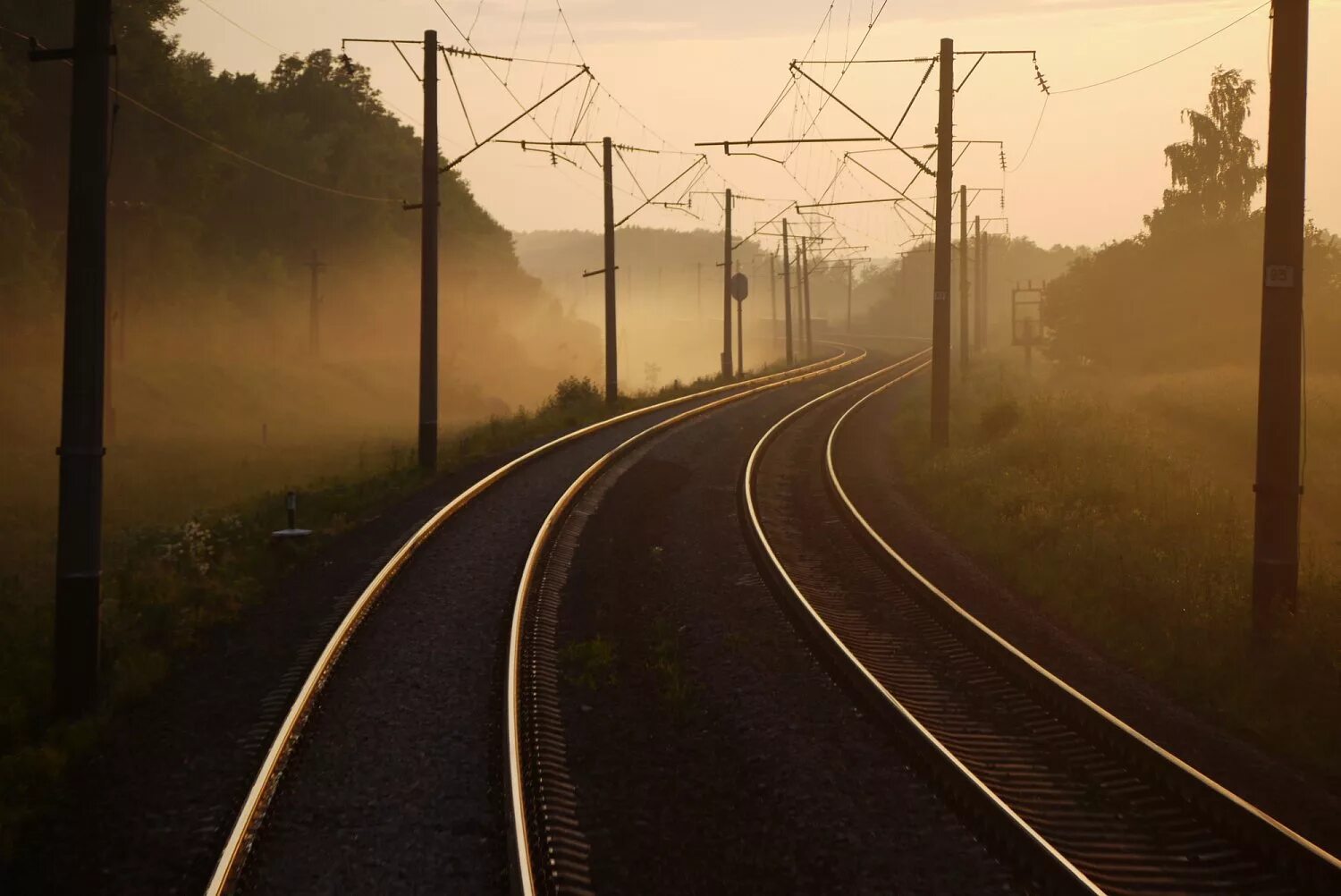 Вид из поезда. Где то далеко поезда. Красивый вид из поезда. Уходящий поезд. Транссибирская железная дорога.