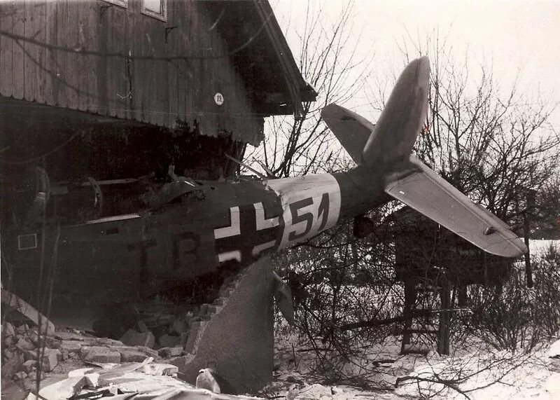 Второй сбитый самолет. Подбитый немецкий самолет 1945. Сбитый Мессершмитт 109 Сталинград. Самолёт Мессершмитт 109 на Восточном фронте. Сбитые немецкие самолеты ВОВ.