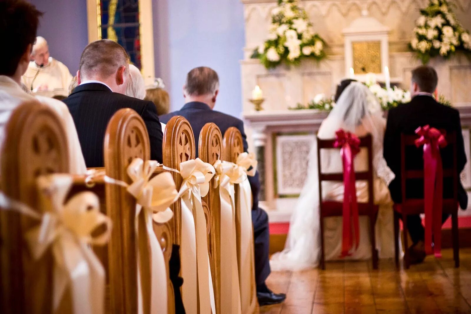 Церемония со. Венчание в католической церкви. Венчание в Италии в католической церкви. Свадьба в католической церкви. Свадебная церемония в церкви.