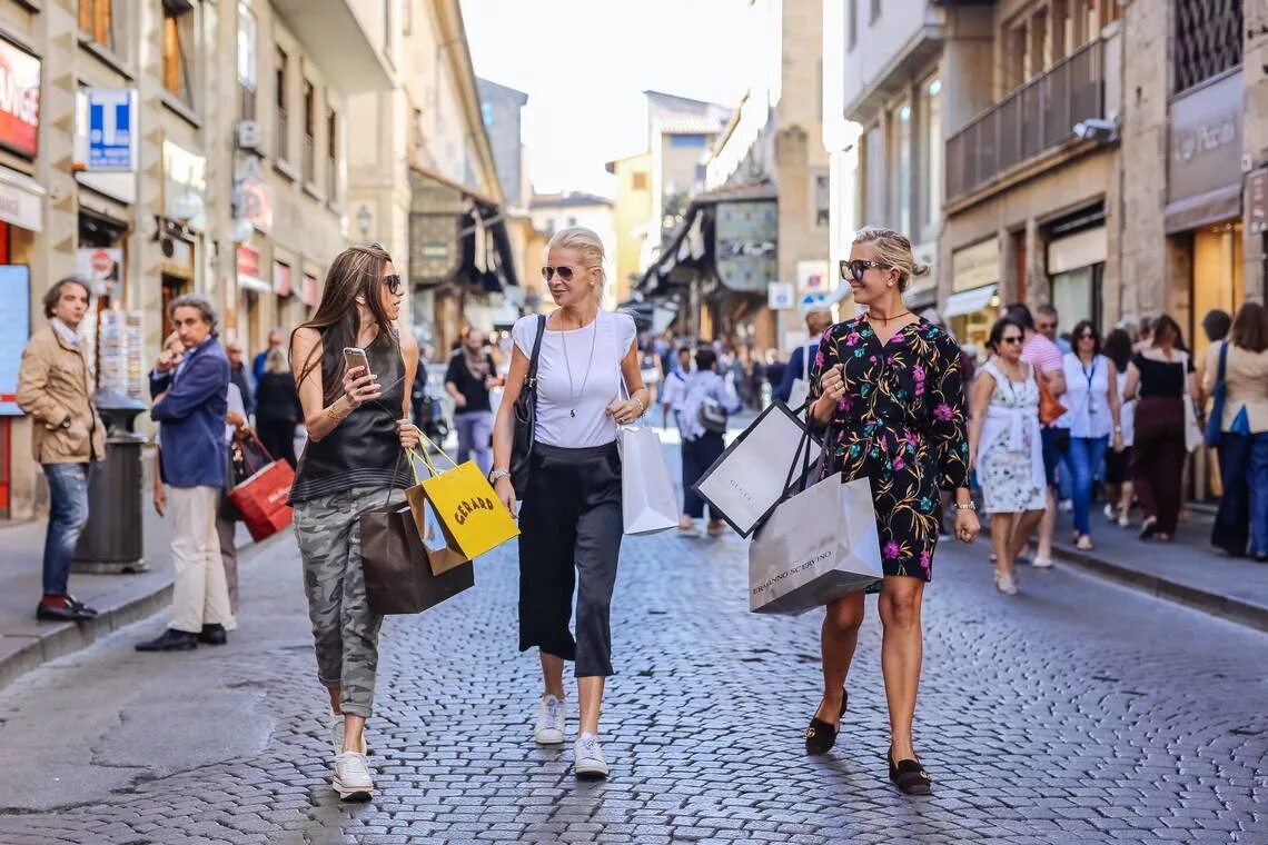 Shopping talk. Шоппинг. Мода в Швеции. Шоппинг в европейских странах. Мода Швеции 2021.