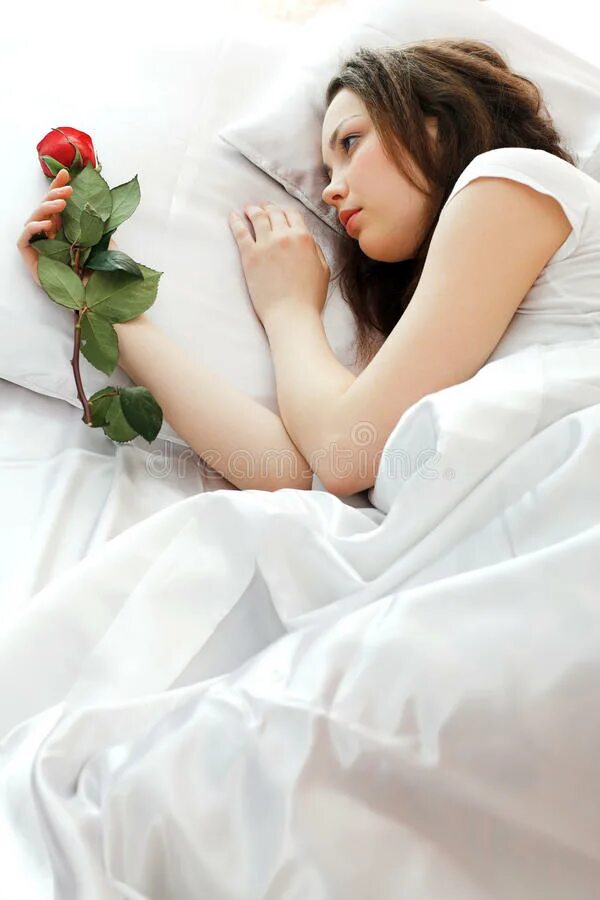 Рядом в постеле. Красивые девушки на кровати. Девушка в постели с розами. Фотосессия с розами в постели. Девушка рядом с кроватью.