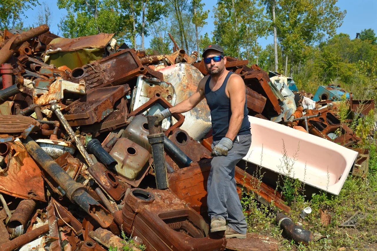 Грузят металл. Металлолом. Прием металлолома. Сборщики металлолома. Собиратель металлолома.