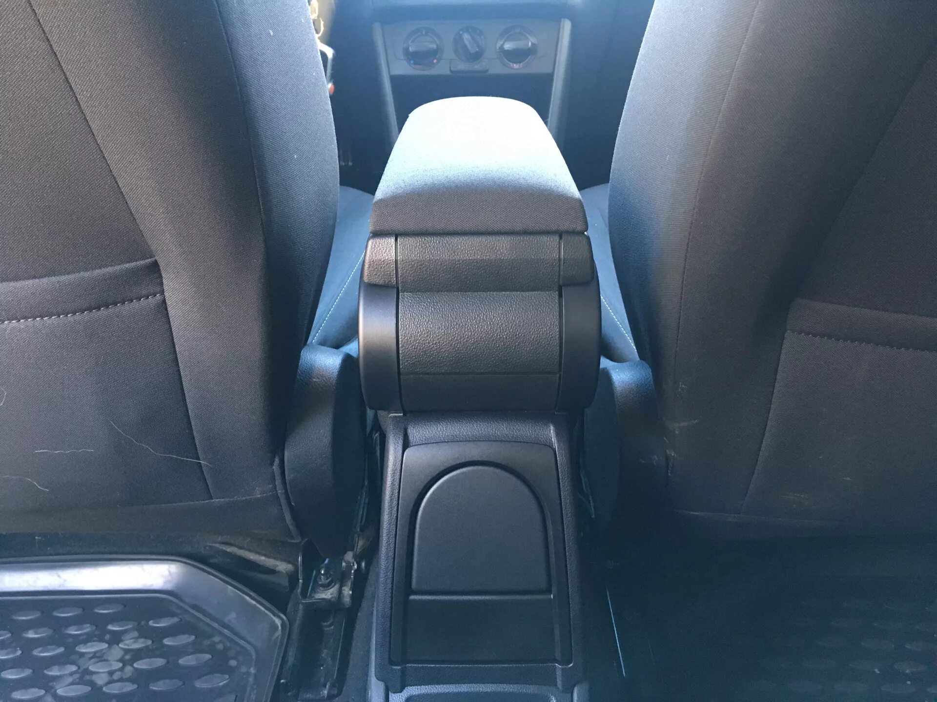 Оригинальный подлокотник polo sedan - Volkswagen Polo Sedan, 1,6 л, 2015 года ак