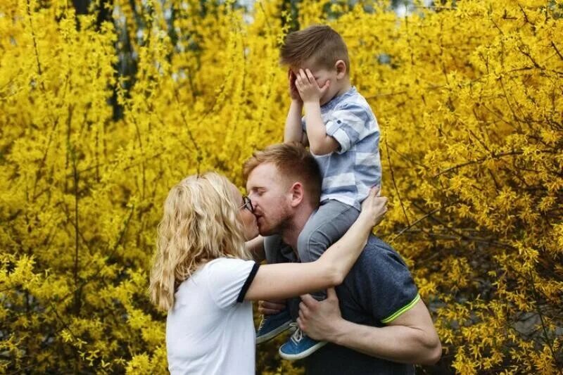 Родительская любовь. Поцелуй родителей. Мама и папа поцелуй. Папа целует маму. Папа целует маму.