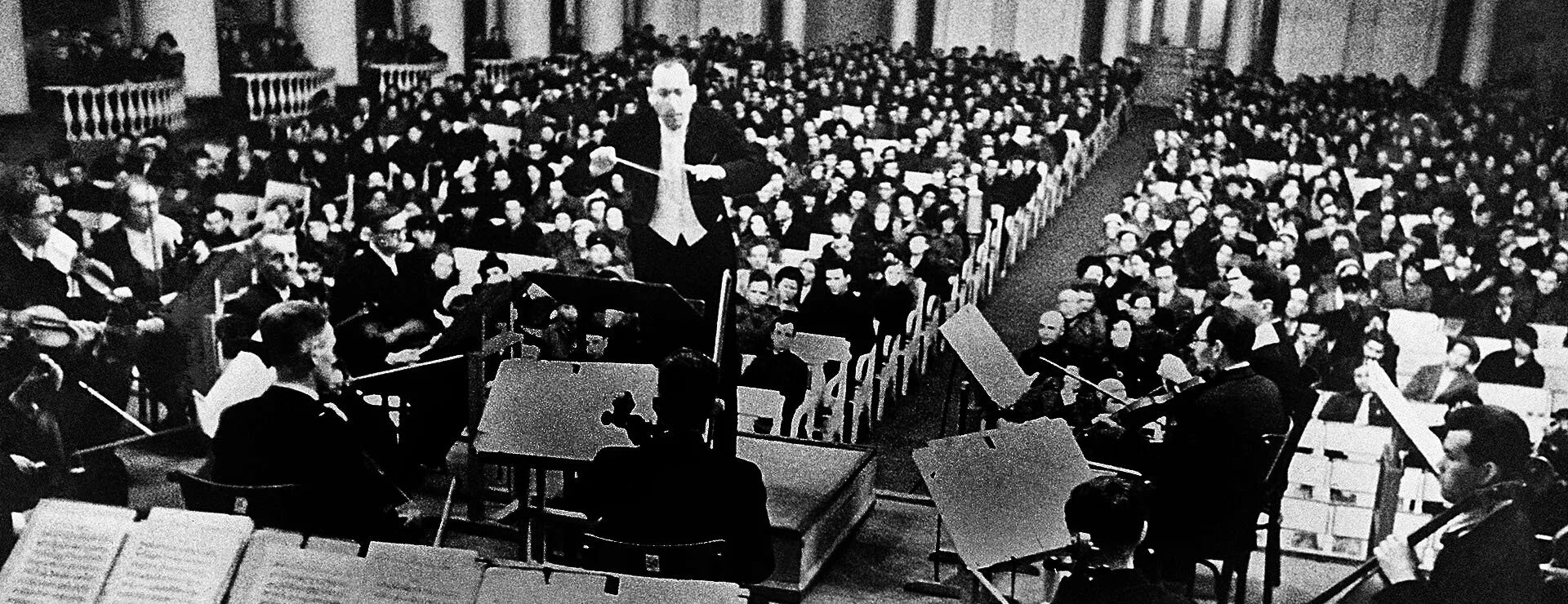 Симфония 7 посвящена. 9 августа 1942 симфония шостаковича. седьмая симфония шостаковича в блокадном ленинграде. 80 лет исполнения 7 симфонии шостаковича в блокадном ленинграде. 9 августа 1942 ленинград симфония шостаковича.