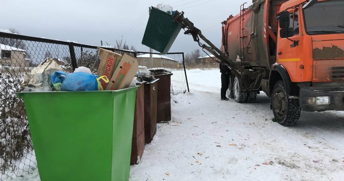 Вывоз отходов 1 4 класса. Мусоровоз зимой. вывоз мусора с контейнерных площадок. вывоз мусора зима. вывоз мусора зимой.