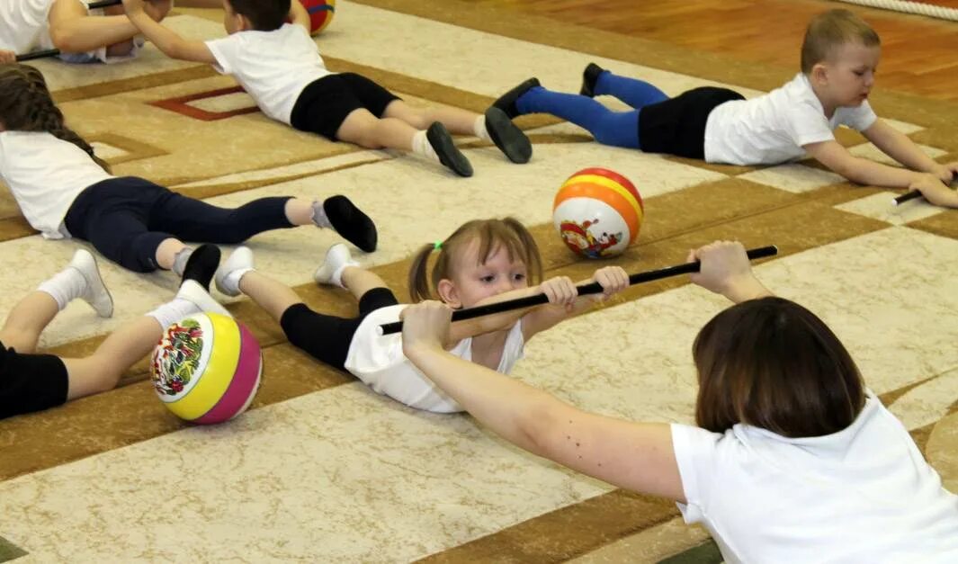 Физкультурные занятия в школе. Физкультура и спорт лечебная физическая культура. Физкультура в детском саду. Дети на физкультуре. Урок спорт игры