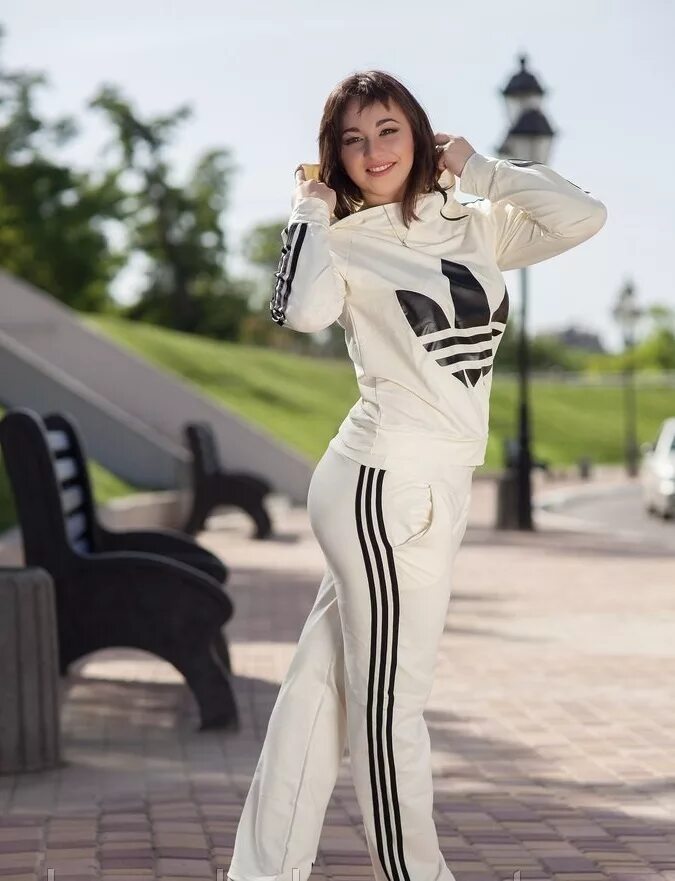 женская спортивная одежда. спортивный костюм женский. красивая девушка в спортивном костюме. красивые спортивные костюмы. спортивный костюм женский.