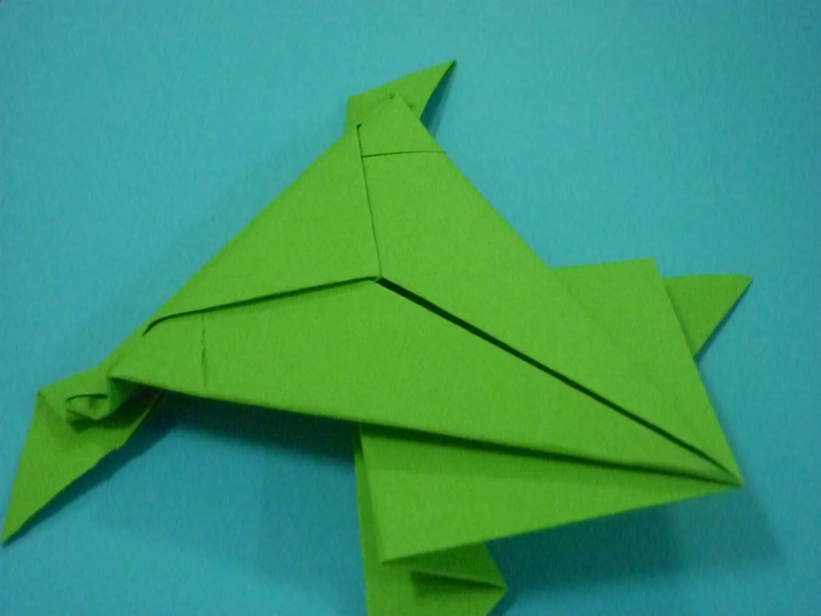 Как сделать лягушку из бумаги. Лягушка попрыгушка оригами. Оригами голова лягушки. Оригами лягушка на руку. Оригами лягушка 2 класс.