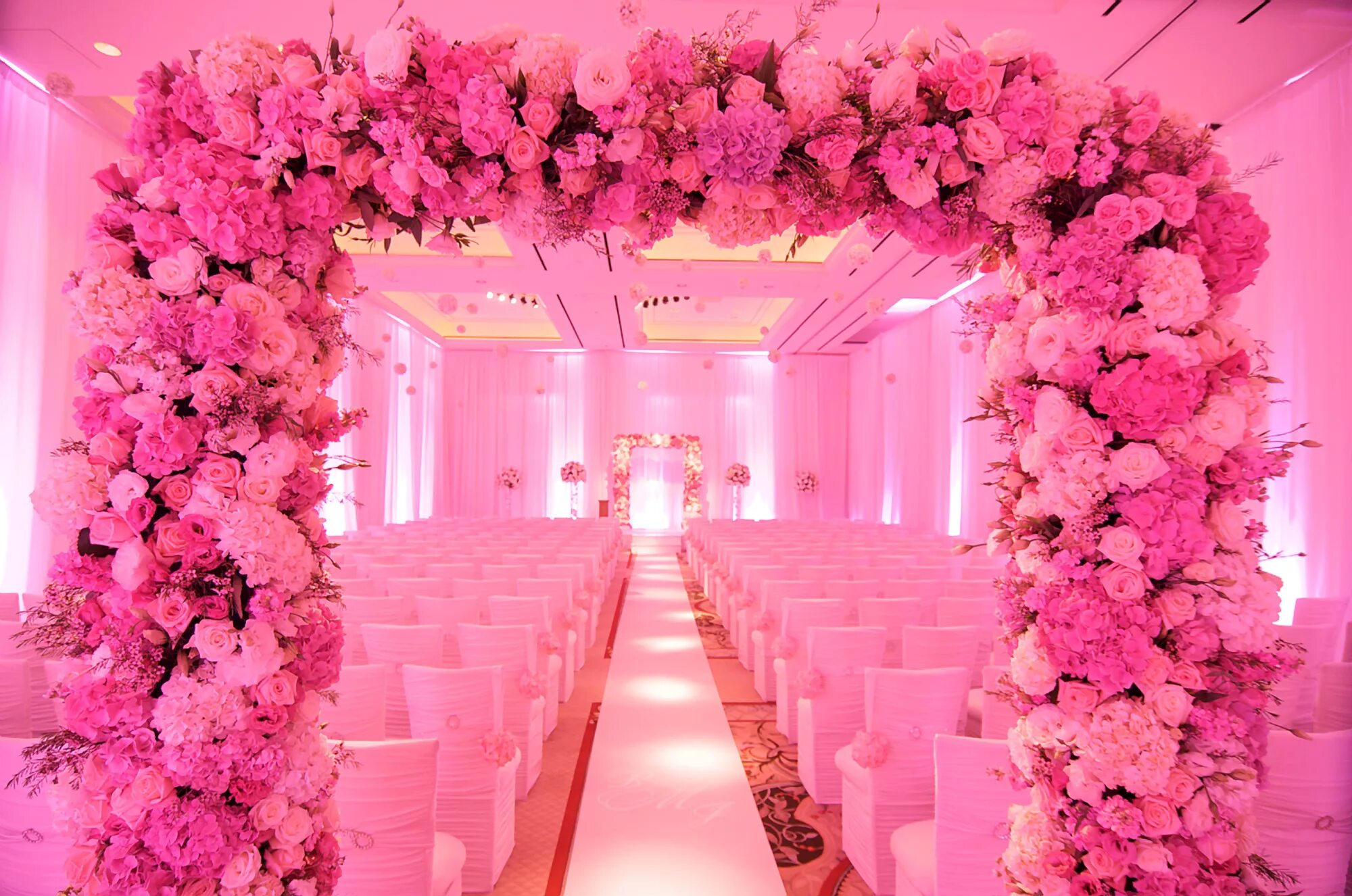 декор искусственными цветами. свадебные украшения зала эстетика. декор растения для интерьера. украшение цветами. искусственные деревья в интерьере ресторана.