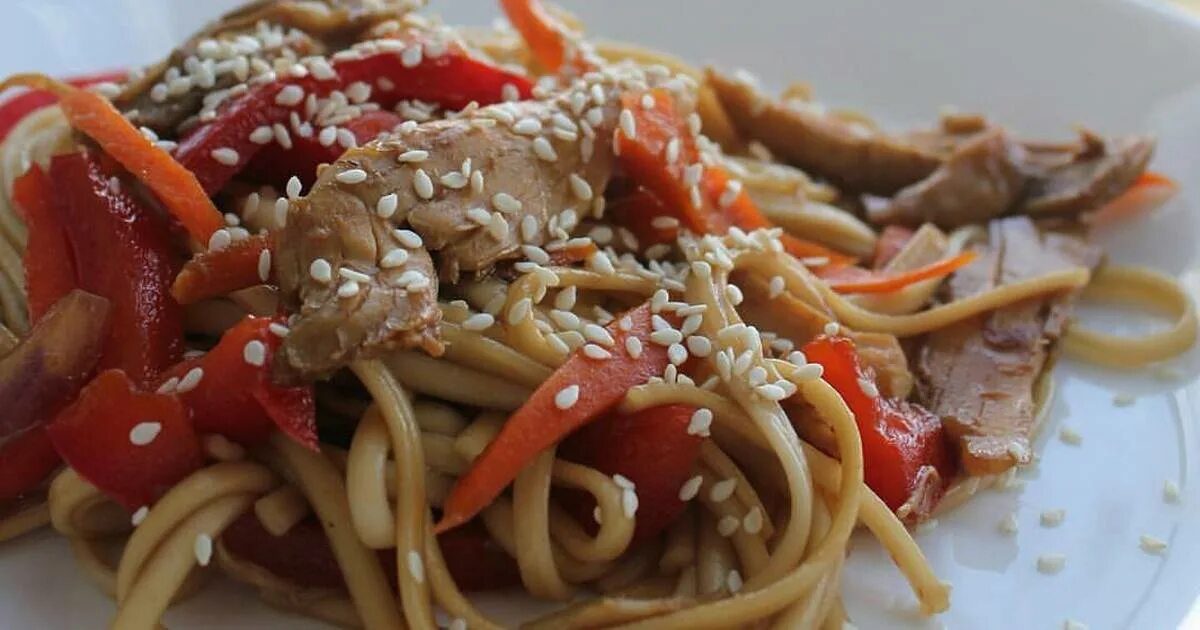 Удон с курицей в соевом соусе рецепт. Удон с курицей. лапша удон с курицей. курица терияки с лапшой. лапша удон с курицей и овощами.