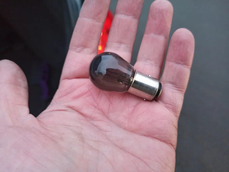 Лампа стоп сигнала ниссан х-трейл т32. Тойота королла 2001 лампа стопа. Лампа задних габаритных огней. Лампа габаритная переднего рав 4 2006. Стоп сигнал бмв х3 f25 лампочка.