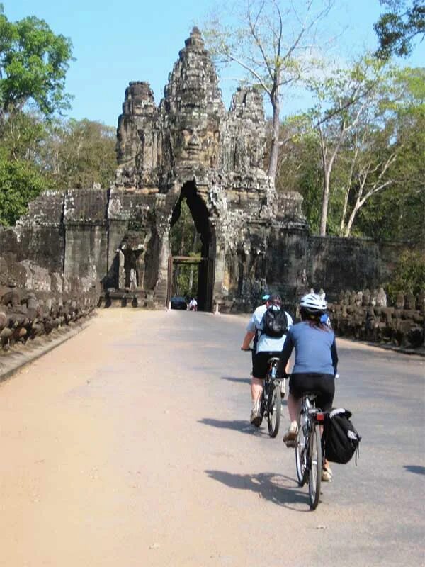 Путешествие на велосипеде с мотором. Путешествие на велосипеде. Путешествие на велосипеде. Велосипедный туризм. Горы сочи роза хутор лето.