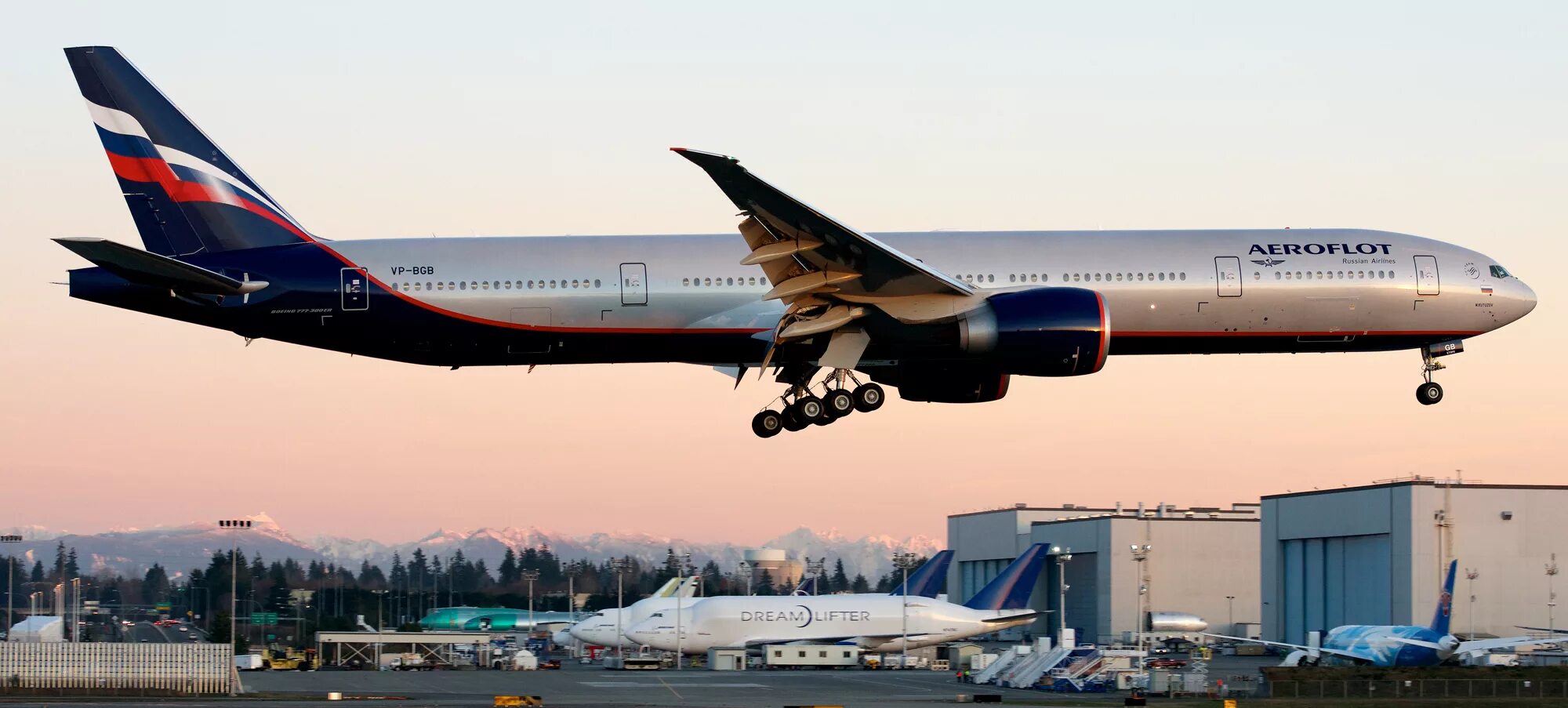 Боинг 777 300 er. Самолёт Boeing 777-300er. Самолет Аэрофлот Boeing 777-300er. Боинг 777 300 er Аэрофлот.