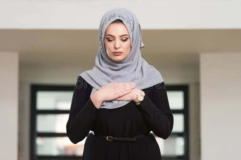 Говорить по мусульмански. Молящая женщина мусульманка. Мусульманка молится фото. Молитва для женщин мусульманок. Фото женщины итальянки в мечети.