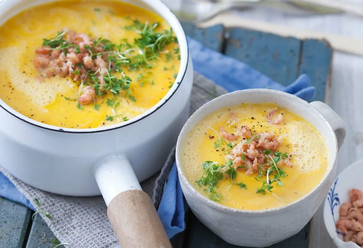 Сырный суп с колбасой и плавленным сыром. Сырный суп ПП. Сырный суп с колбасками. Сырный суп с сосисками. Гороховый суп с сыром.
