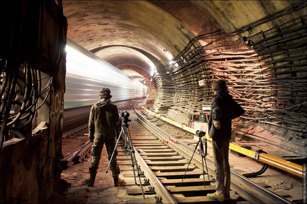 Станция призрак в московском метро. Медведь мутант метро 2033. Хозяева метро. Метро внутри с людьми. Хозяева метро.