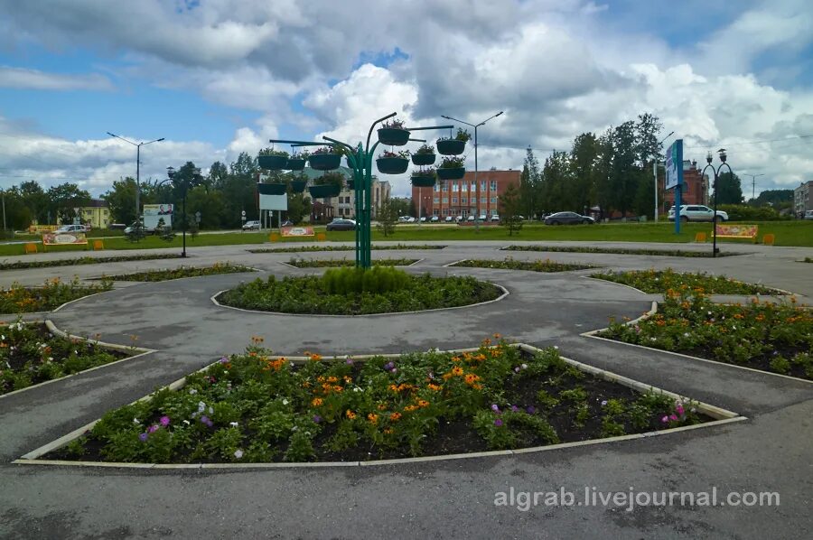 Погода в лысьве пермский край. Лысьва пермский край площадь цветов. площадь цветов лысьва. площадь города лысьва. площадь цветов город лысьва.