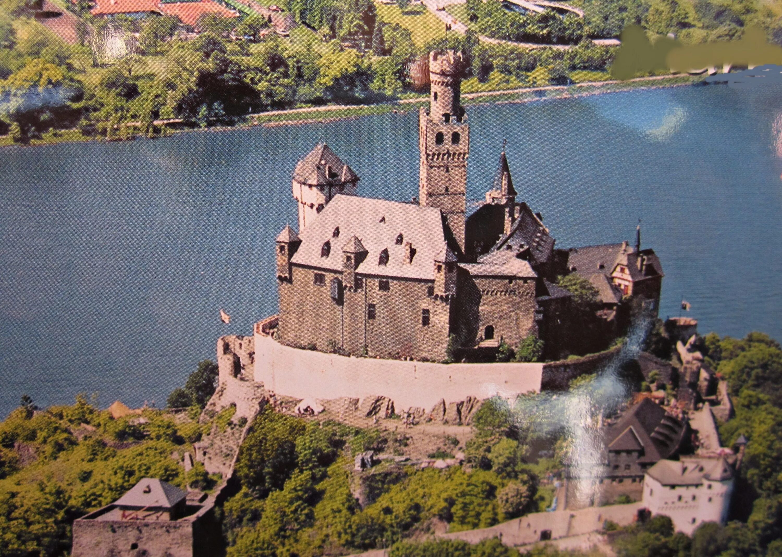 Известный средневековый замок. Замки Рейна Марксбург. Замок Марксбург в Германии. Браубах и замок Марксбург. Замок в Кобленце Германия.