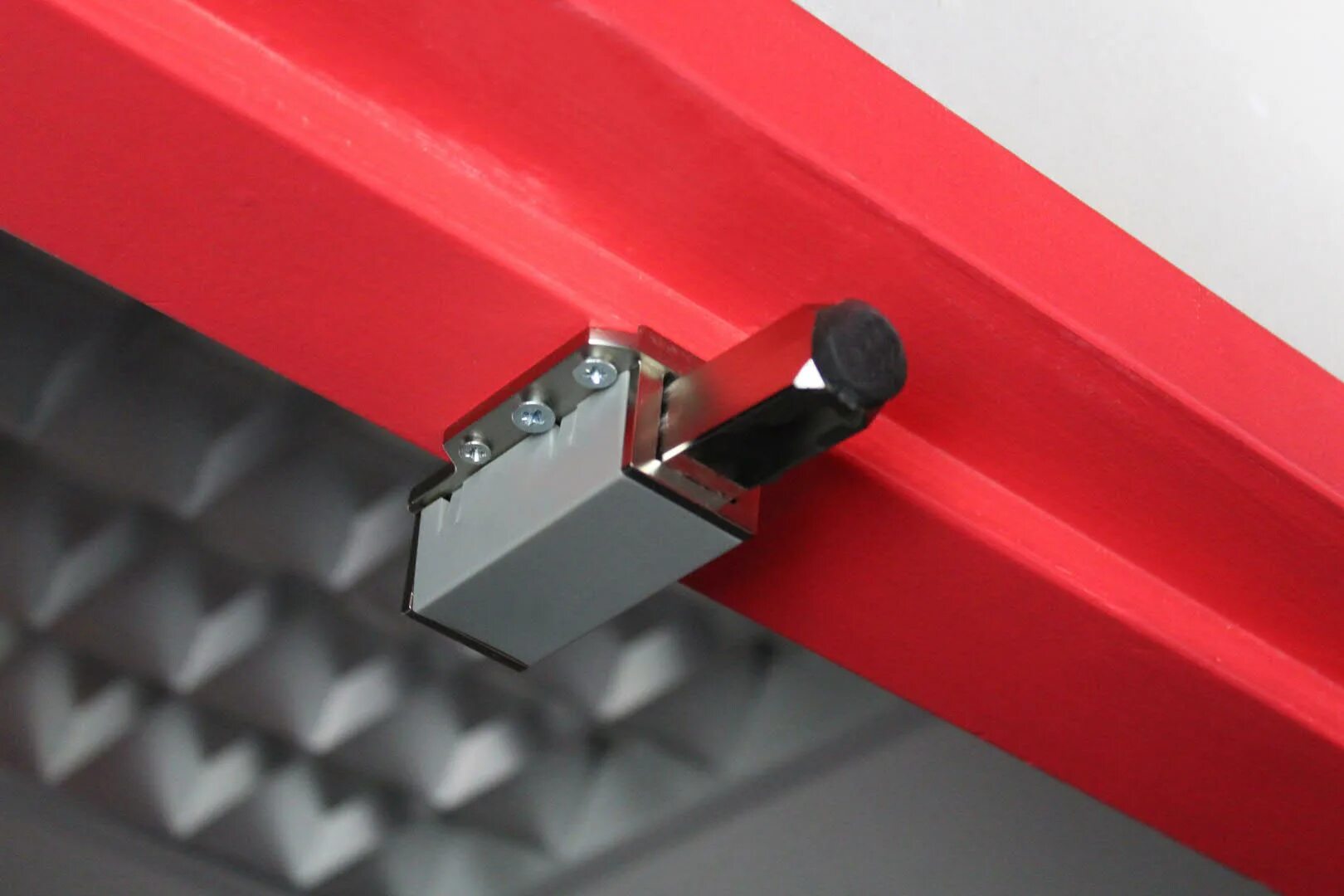 Чтобы не хлопали дверцы у кухонного гарнитура. Толкатель мебельный монтаж. Чтобы дверца шкафа не хлопала. Стоппер для мебели на стену. Приспособление для плотного закрывания двери.