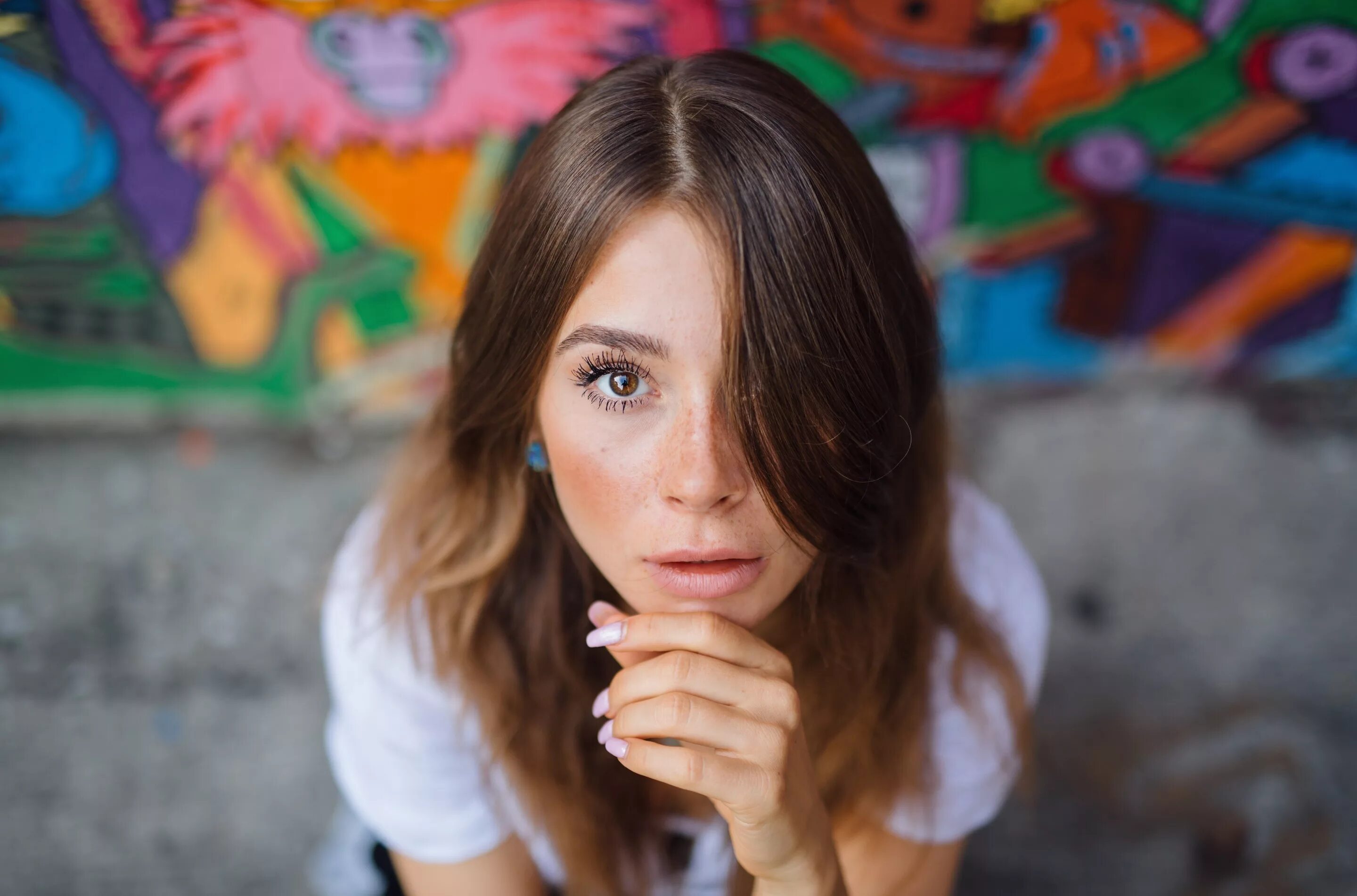 Наивная девочка. Наивная девочка. Девушка улыбается. Взгляд девушки. Девушка оборачивается.