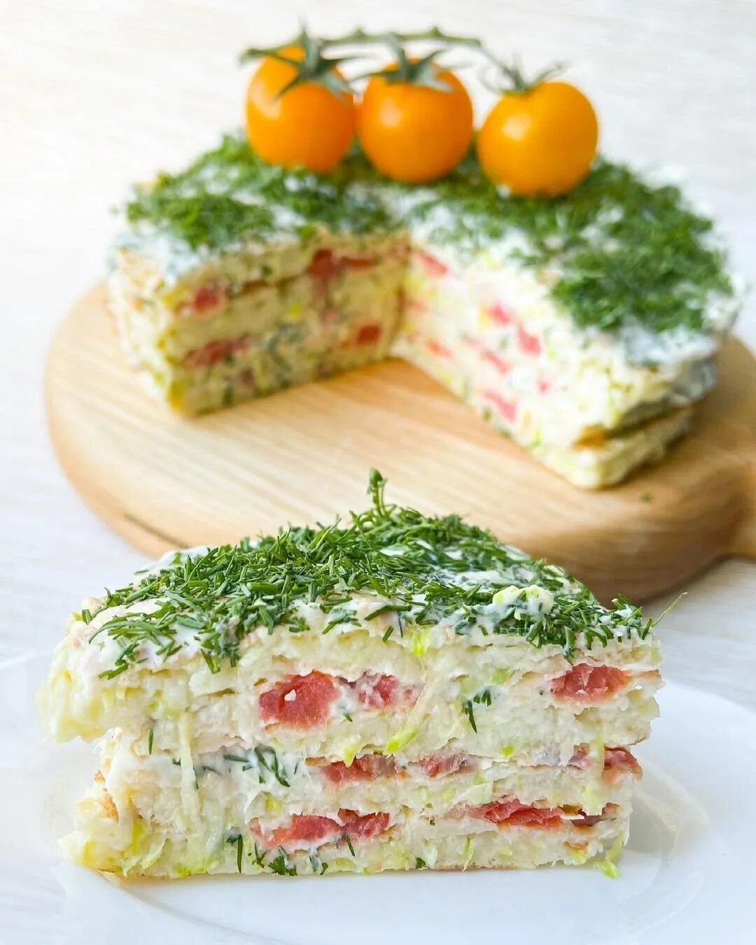 Кабачковый закусочный торт. Торт из кабачков. Торт овощной закусочный. Торт из кабачков с помидорами и сыром.