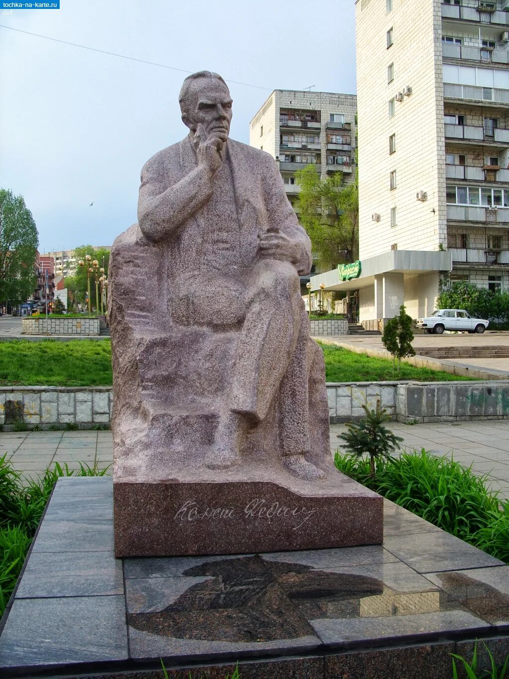 Памятники саратова. Памятник Константину Федину в Саратове. Памятник Федина в Саратове. Федин памятник Саратов. Памятник к. а. Федину.