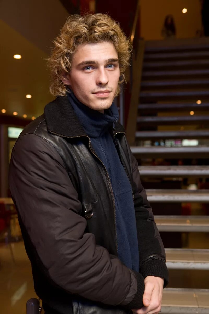 Сходить актер. Хоакин феникс сейчас. Сходить актер. Хиддлстон 2020. Эдди редмэйн рост.