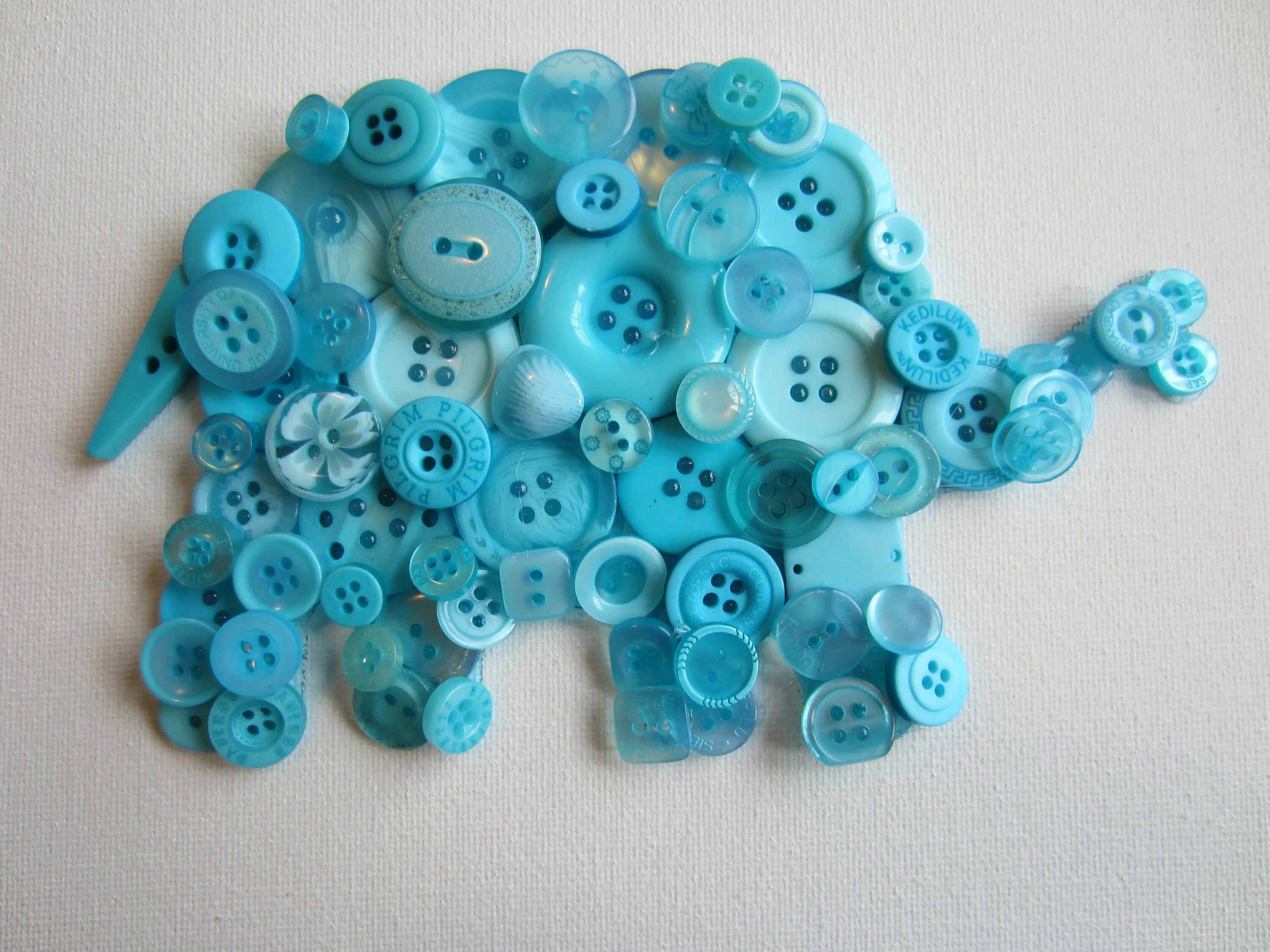 Поделки из пуговиц своими руками. Аппликация из пуговиц. Узор из пуговиц. Конструирование из пуговиц. Рукоделие из пуговиц.