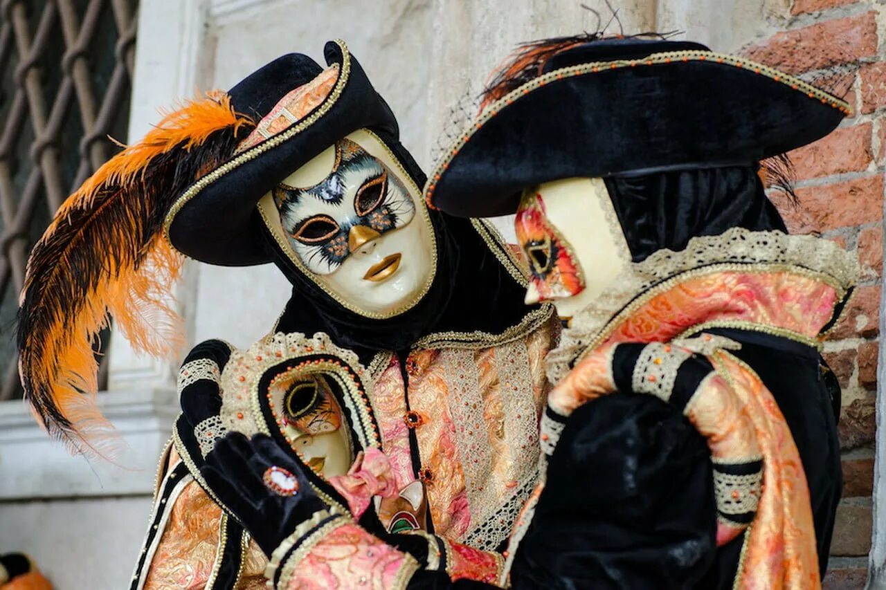 Комедия масок. Венецианский карнавал Карло Гольдони. Итальянская комедия дель арте маски. Итальянский театр дель арте.