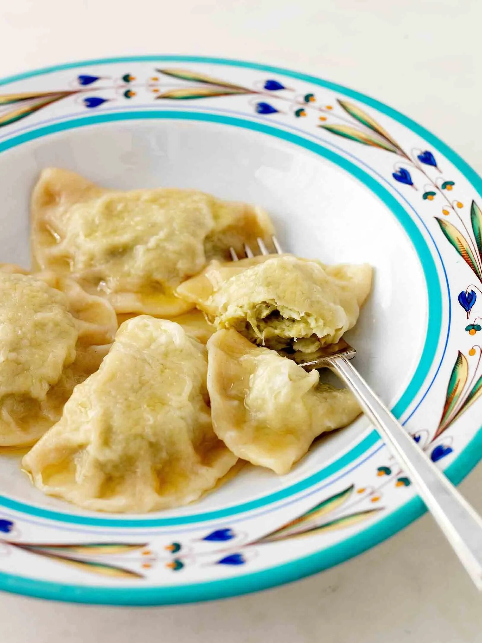 Вареники с капустой и грибами. Польские вареники (pierogi). Вареники мясо капустные. Вареники с мясом. Вареники с капустой.