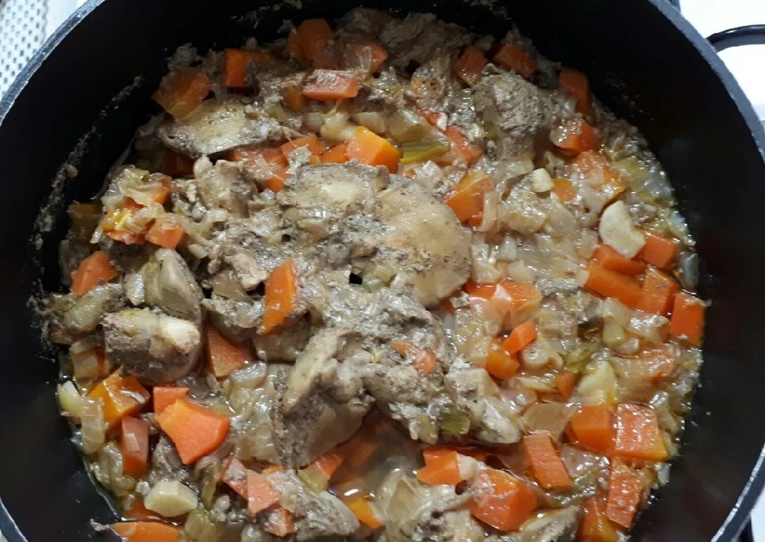 Тушенка с луком на сковороде рецепт. Печенка тушеная с луком и морковью. курица тушеная с морковкой и луком. печень тушеная с луком и морковью. щука тушеная с морковью.