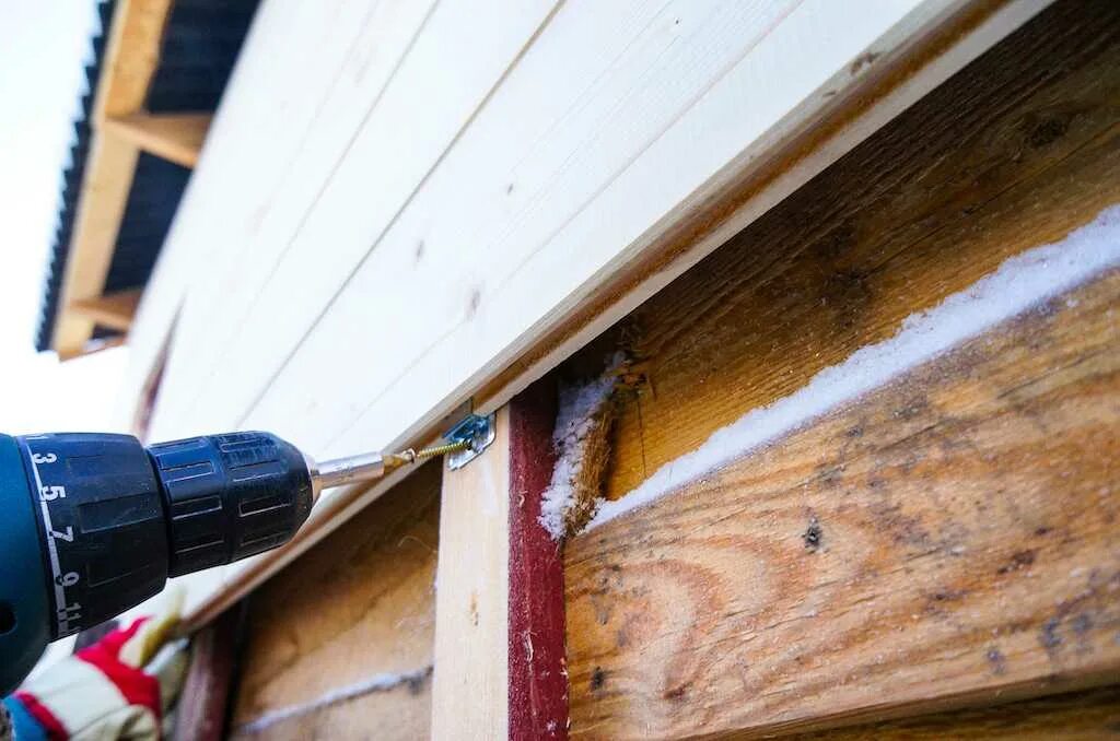 Монтаж имитации бруса блок-хауса. Крепление вагонки. Крепление имитации бруса. Как правильно имитация. Шурупы для крепления вагонки в паз.