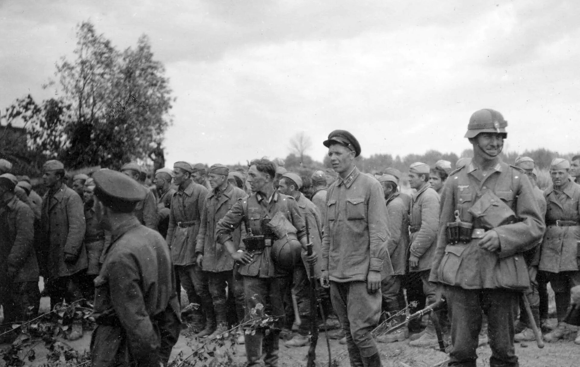 ВОВ советские военнопленные 1941. Пленные советские солдаты лето 1941 года. Солдаты вермахта 22 июня 1941. Военнопленные великой отечественной войны