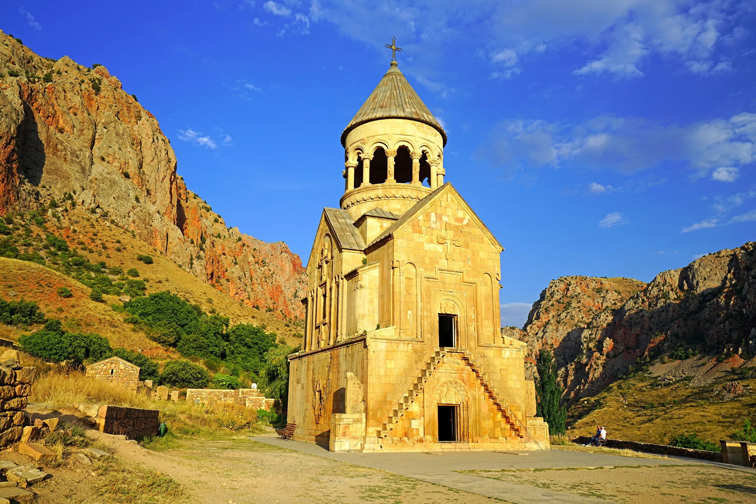 S armenia. Монастырь Нораванк Армения. Армянская Церковь Нораванк. Монастырский комплекс Нораванк. Монастырский комплекс Нораванк Армения.