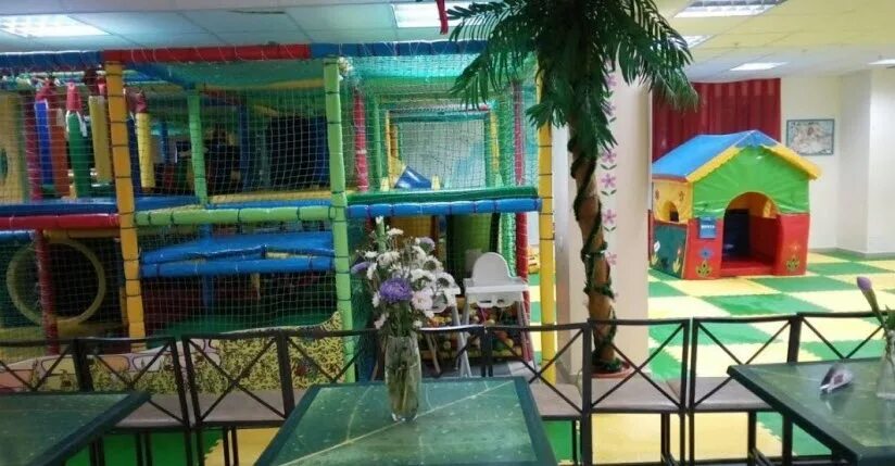 Игровая площадка в оптимусе ульяновск. Развлекательный центр ульяновск прыг скок. Песочница в детском развлекательном центре. Оптимус ульяновск детская площадка. Улей детский центр.