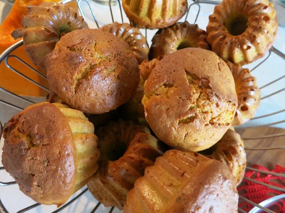 Кекс с орехами в духовке. Тыквенный кекс. Тыквенный кекс с орехами. Маффины из тыквы с орехами. ПП кекс из тыквы в духовке.