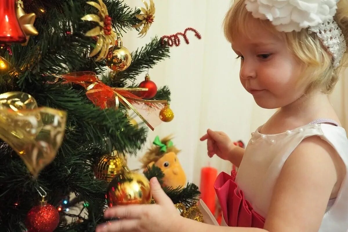 Прийти на елку. Елка для детей. Дети наряжают елку в детском саду. Дети украшают новогоднюю елку. Новогодняя елка для детей.